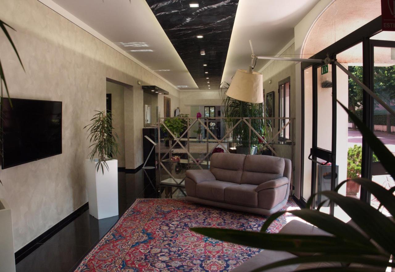 Versailles Hotel 3*