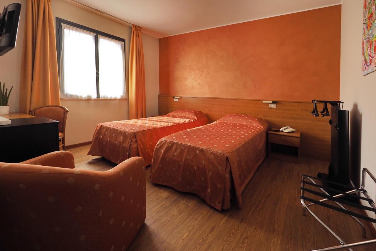 Hotel Versailles