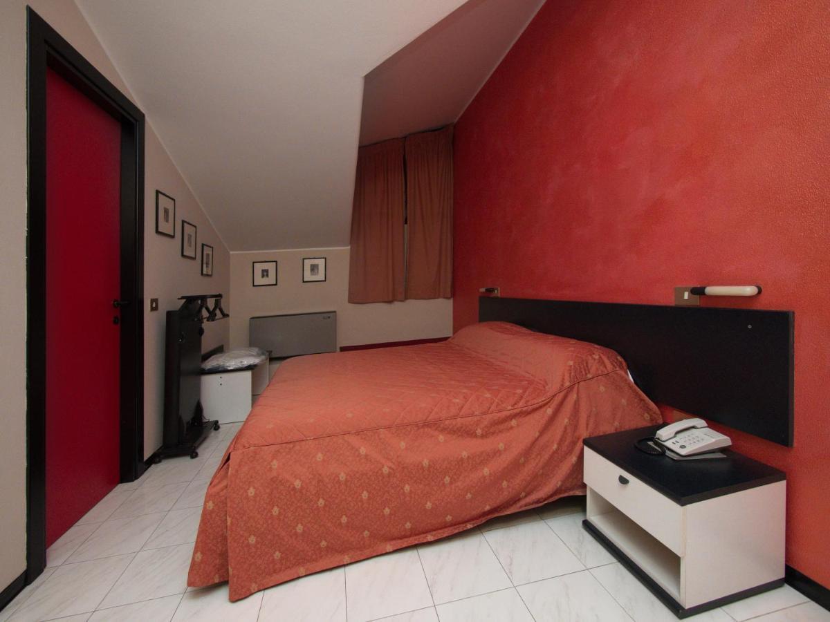Hotel Versailles